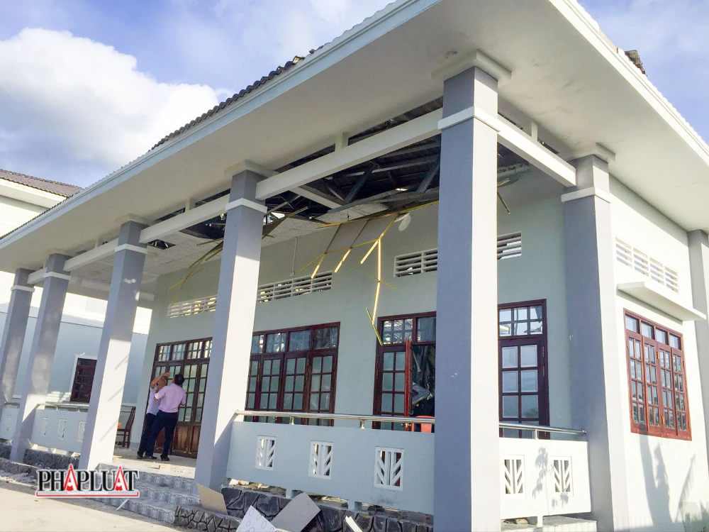 Vụ sập mái hội trường 250 chỗ ngồi ở UBND thị trấn Ngã Sáu