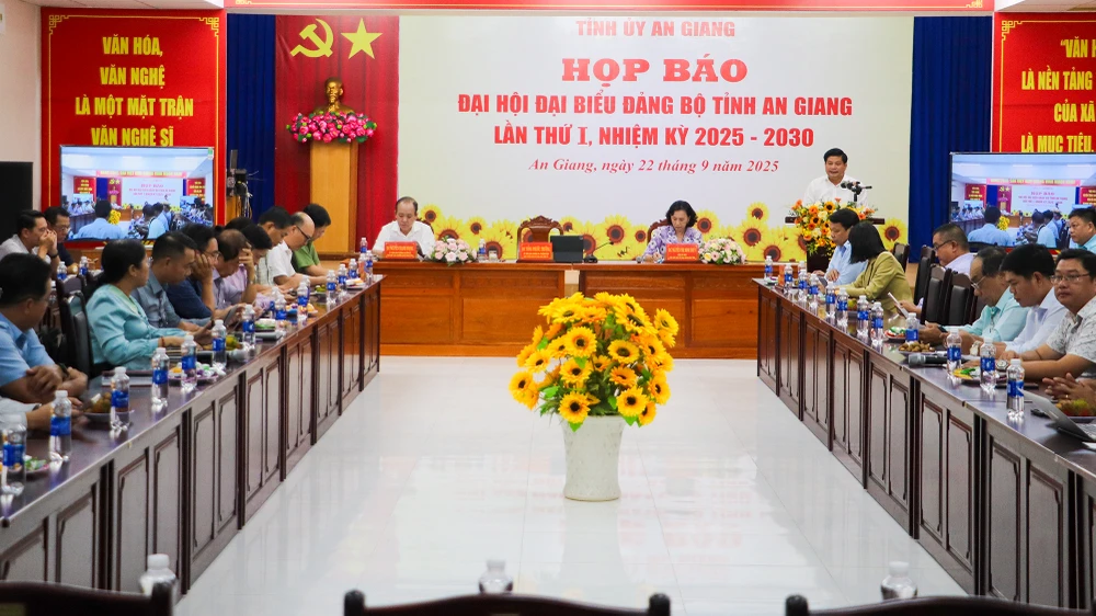 hop-bao-dai-hoi-dang-bo-tinh-an-giang-1.jpg
