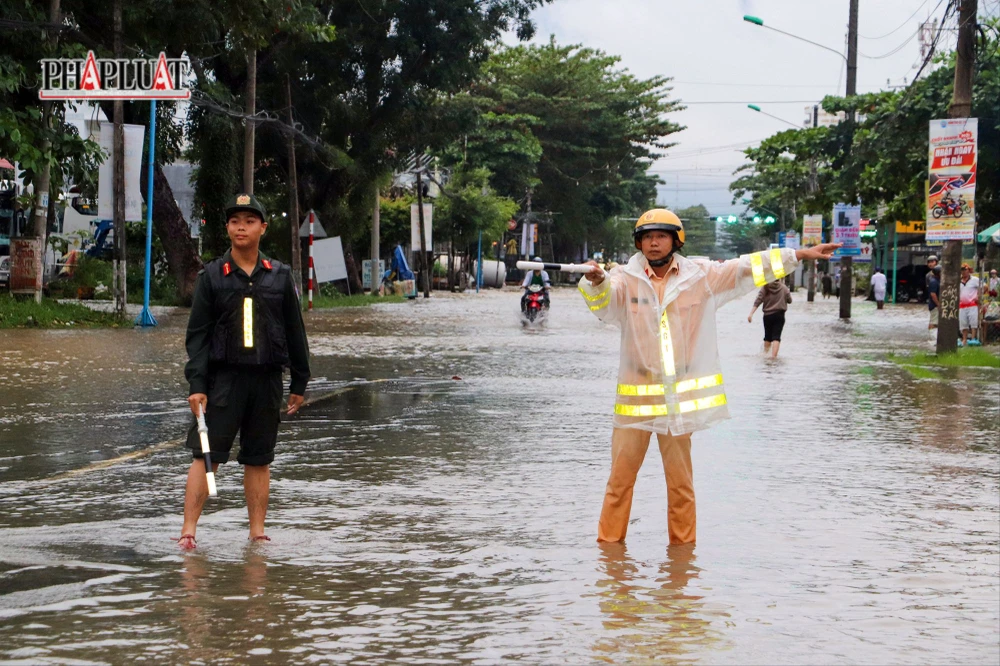 csgt-tp-can-tho-nuoc-ngap-9.jpg