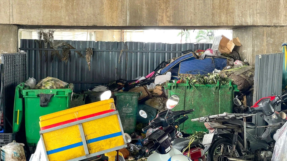 Nhiều gầm cầu ở Cần Thơ bị chiếm dụng làm nơi đỗ xe, làm bãi rác