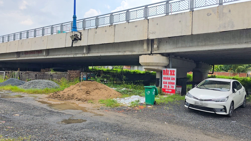 Nhiều gầm cầu ở Cần Thơ bị chiếm dụng làm nơi đỗ xe, làm bãi rác