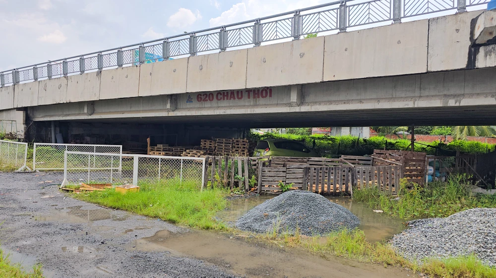 Nhiều gầm cầu ở Cần Thơ bị chiếm dụng làm nơi đỗ xe, làm bãi rác