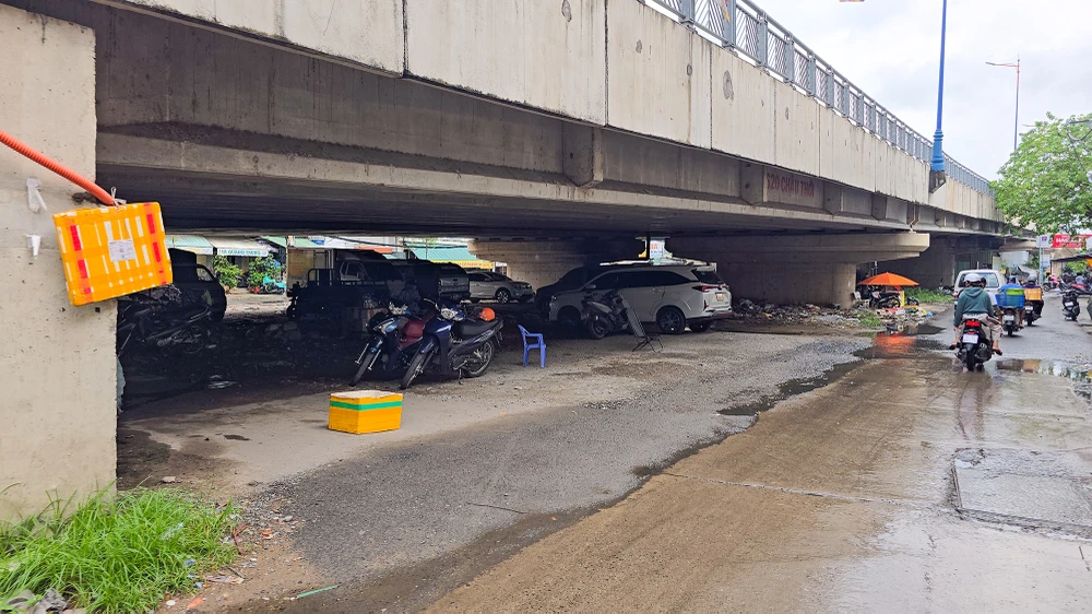 Nhiều gầm cầu ở Cần Thơ bị chiếm dụng làm nơi đỗ xe, làm bãi rác