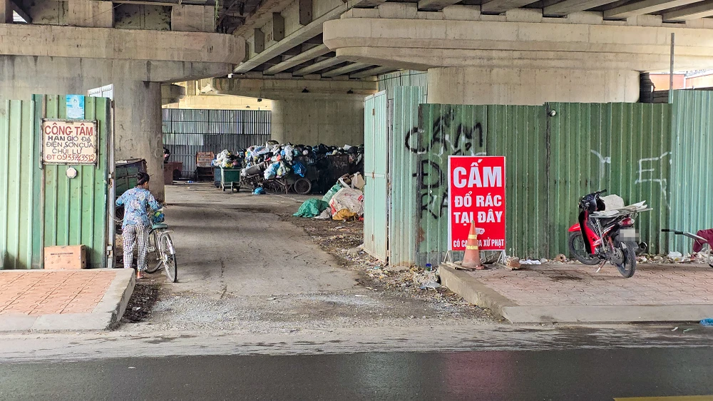 Nhiều gầm cầu ở Cần Thơ bị chiếm dụng làm nơi đỗ xe, làm bãi rác