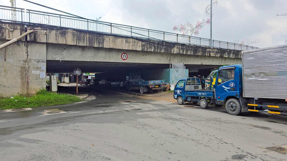 Nhiều gầm cầu ở Cần Thơ bị chiếm dụng làm nơi đỗ xe, làm bãi rác