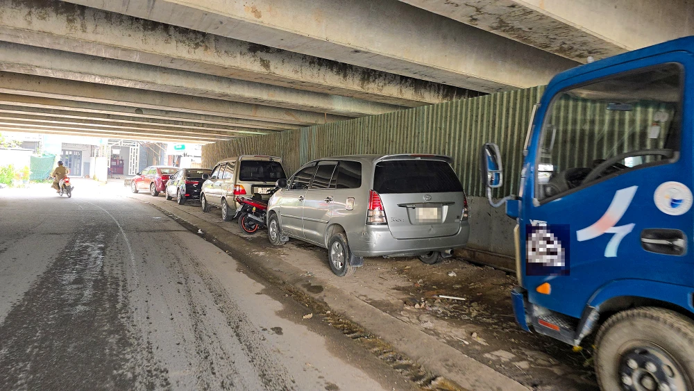 Nhiều gầm cầu ở Cần Thơ bị chiếm dụng làm nơi đỗ xe, làm bãi rác