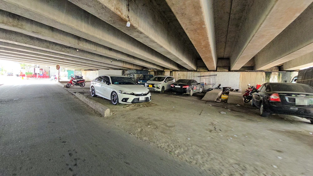 Nhiều gầm cầu ở Cần Thơ bị chiếm dụng làm nơi đỗ xe, làm bãi rác