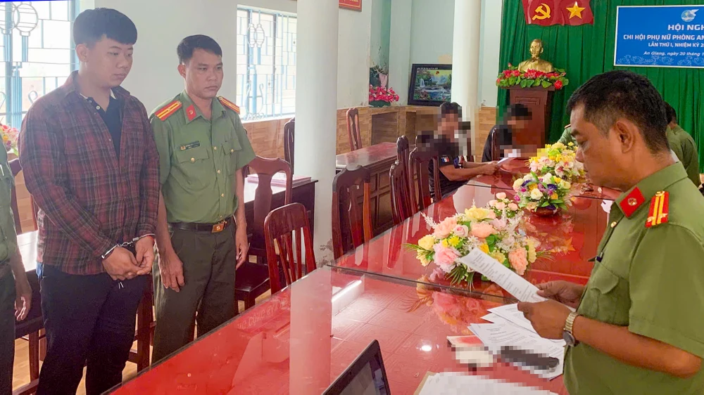cong-an-an-giang-to-chuc-xuat-canh-danh-bac.jpg