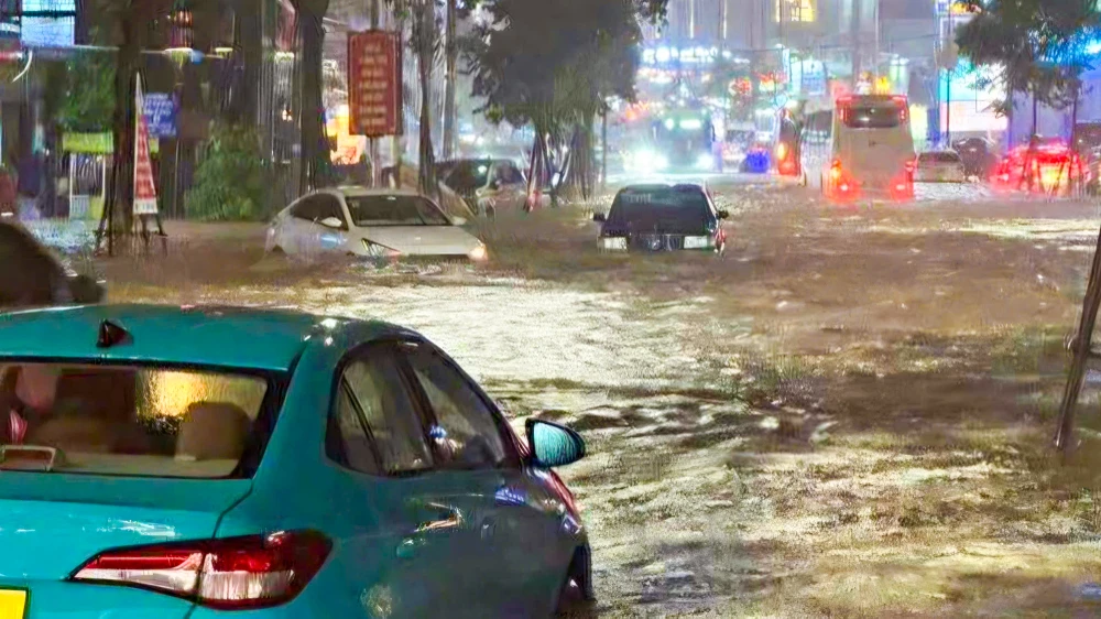 Nhiều tuyến đường tại trung tâm đặc khu Phú Quốc ngập sâu