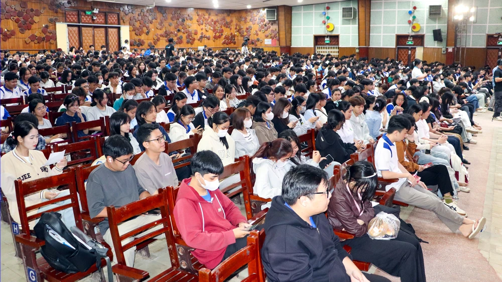 diễn đàn trao đổi về kiến thức trong bộ quy tắc ứng xử phòng chống quấy rối tình dục cho sinh viên