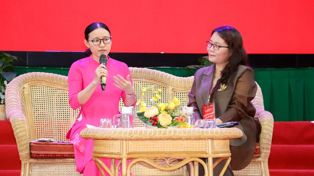 diễn đàn trao đổi về kiến thức trong bộ quy tắc ứng xử phòng chống quấy rối tình dục cho sinh viên