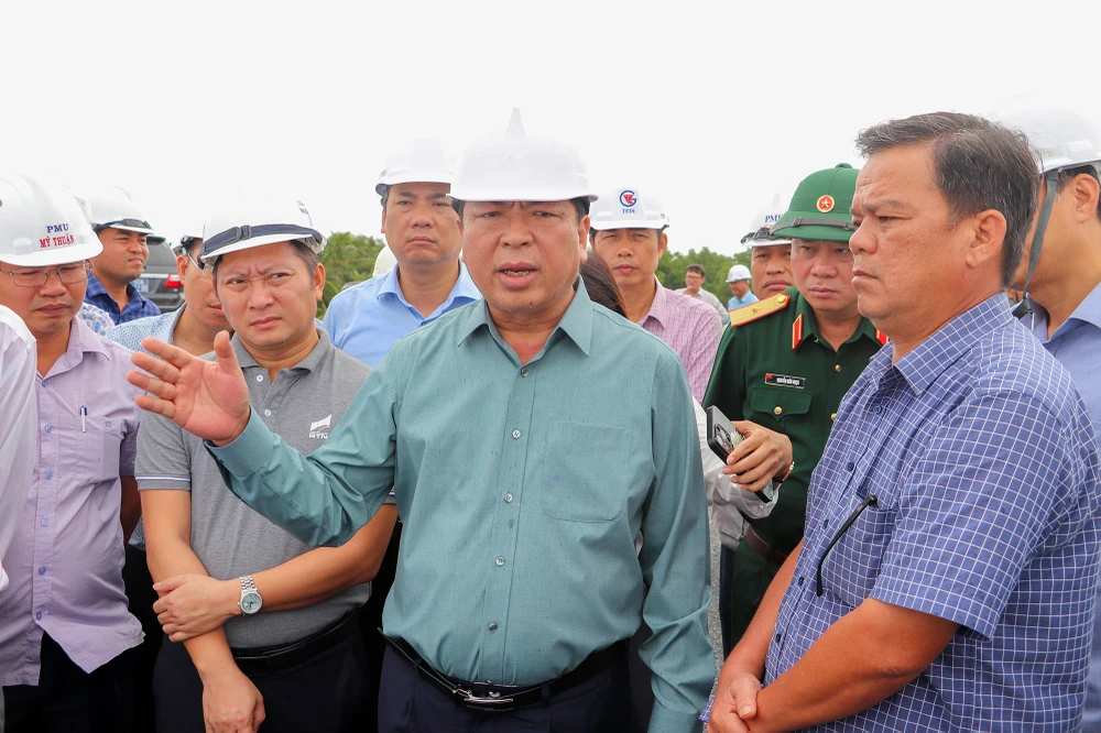 Bộ trưởng Bộ Xây dựng kiểm tra cao tốc Cần Thơ - Cà Mau