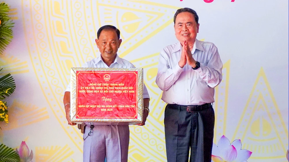 Chủ tịch Quốc hội Trần Thanh Mẫn dự Ngày hội Đại đoàn kết toàn dân tộc tại Cần Thơ