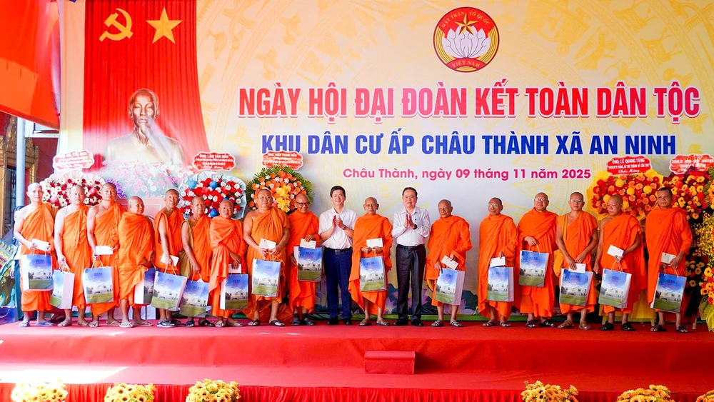 Chủ tịch Quốc hội Trần Thanh Mẫn dự Ngày hội Đại đoàn kết toàn dân tộc tại Cần Thơ