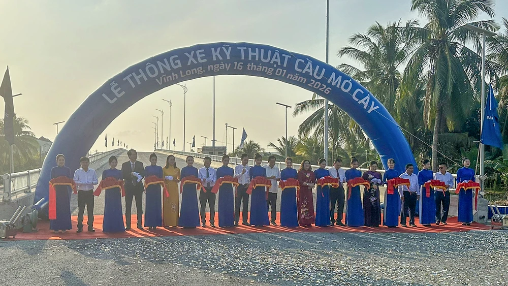 khanh-thanh-cau-mo-cay.jpg