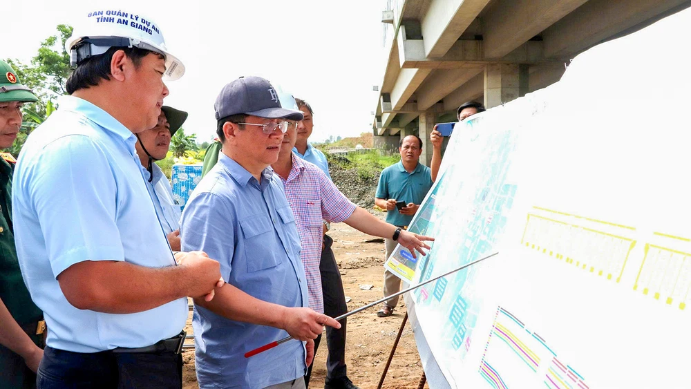 chu-tich-an-giang-kiem-tra-cao-toc-2.jpg