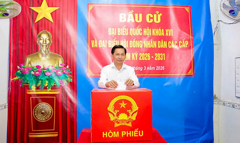 Ông Trần Văn Lâu, Ủy viên Trung ương Đảng, Bí thư Tỉnh ủy Vĩnh Long bỏ phiếu tại Tổ bầu cử số 32 (phường Phú Lợi). Ảnh: HẢI DƯƠNG