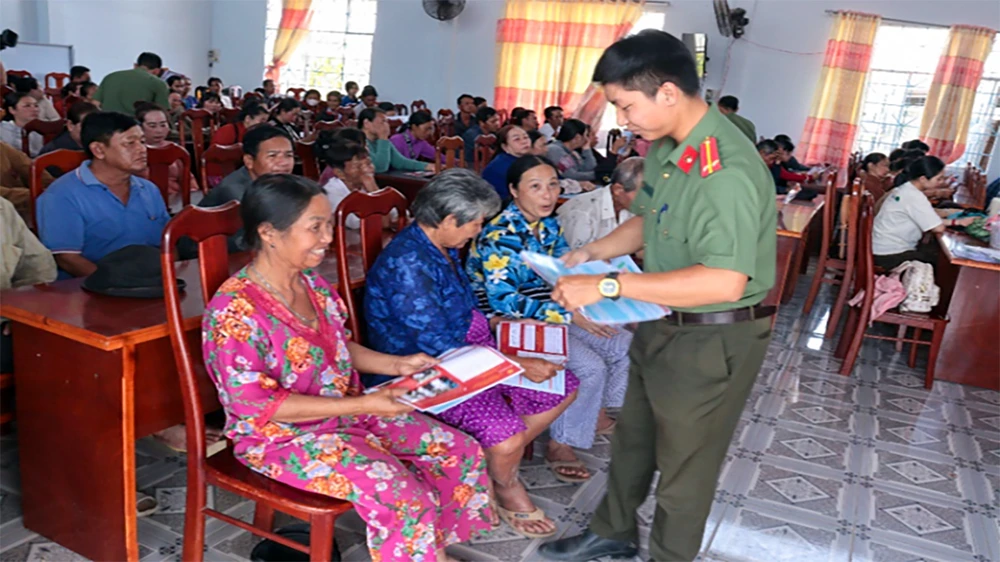 cong-an-ca-mau-chong-iuu.jpg