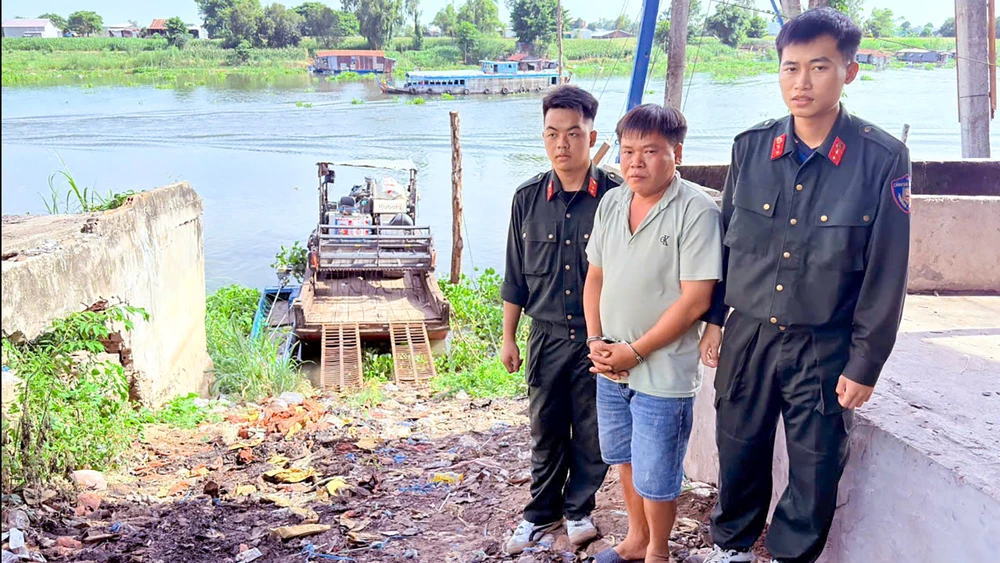 cong-an-an-giang-buon-lau-qua-bien-gioi.jpg