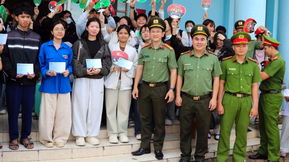 cong-an-an-giang-thi-tot-nghiep-5.jpg