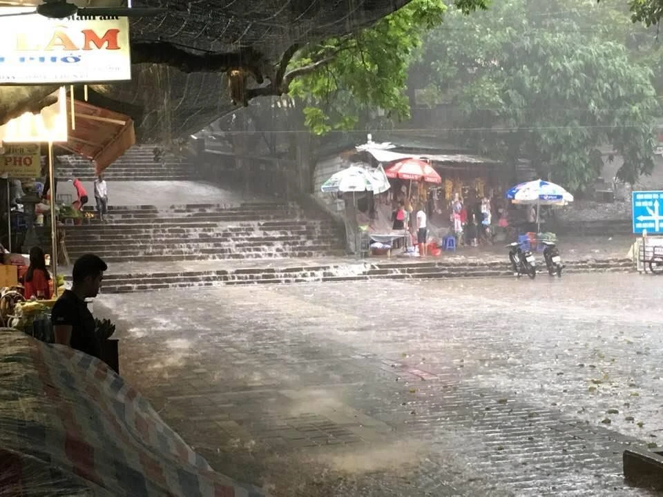 Hà Nội lại bì bõm sau cơn mưa lớn ảnh 6