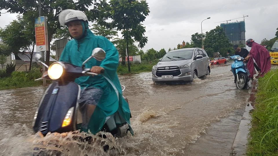 Bão số 3: Nhiều tuyến phố ở Hà Nội ngập sâu ảnh 4