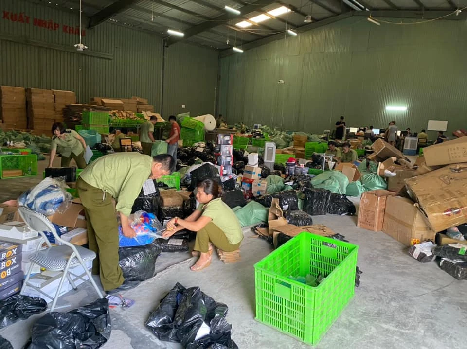 Phát hiện kho hàng lậu 'khủng' của người Trung Quốc tại Hà Nội ảnh 1