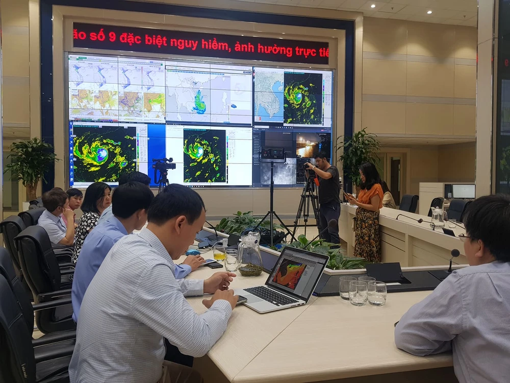 6 giờ sáng nay, 28-10: Sóng biển trắng trời đảo Lý Sơn ảnh 9