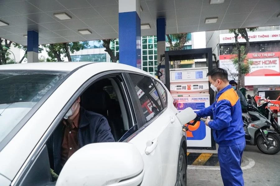 Doanh nghiệp xăng dầu bày tỏ rằng tại sao Nhà nước ép buộc các cửa hàng bán lẻ tư nhân lỗ liên tục mà không được đóng cửa? Ảnh minh hoạ: PHI HÙNG