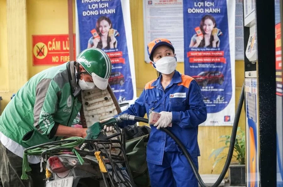 Gía xăng dầu tăng mạnh vào kỳ điều hành chiều 13-6. Ảnh: PHI HÙNG