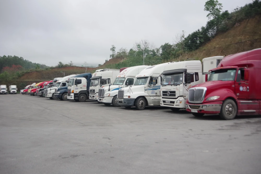 Xe hàng chờ thông quan trên cửa khẩu tỉnh Lạng Sơn. Ảnh: AH