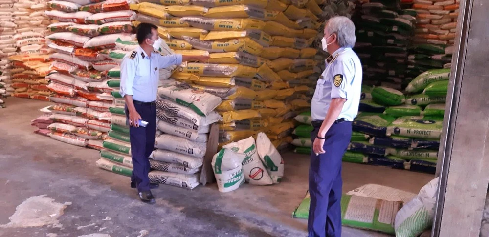 Lực lượng quản lý thị trường tỉnh Tiền Giang liên tục phát hiện các cơ sở kinh doanh phân bón giả. Ảnh: DMS