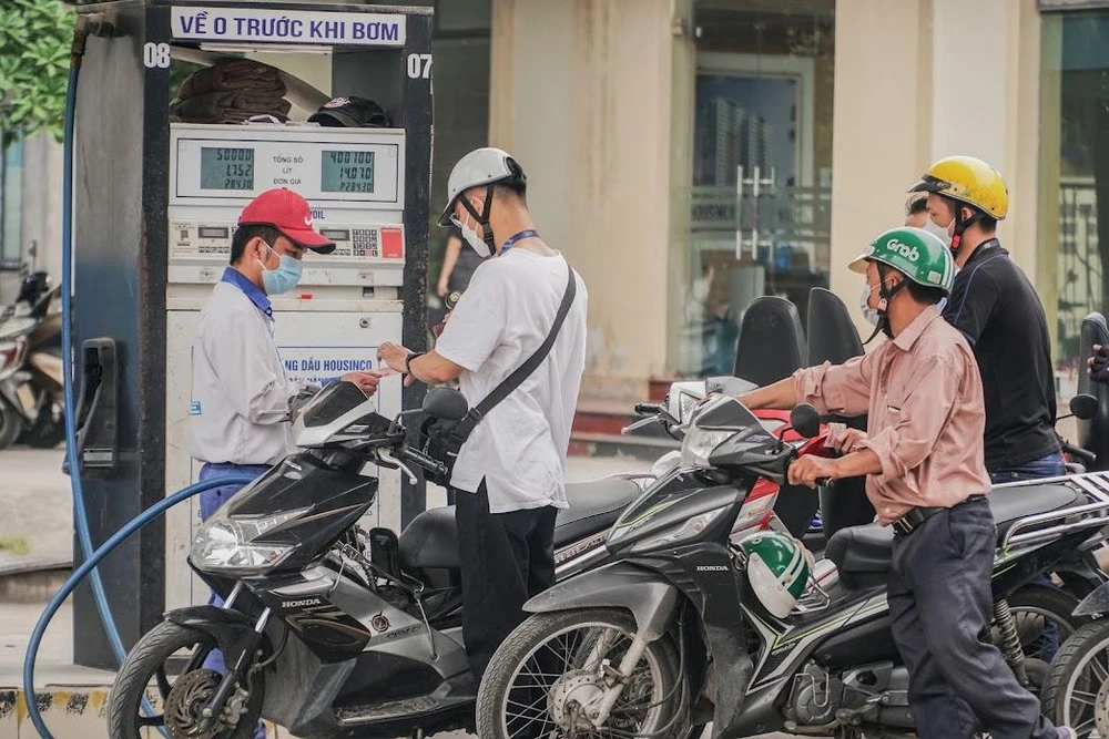 Giá xăng dầu tăng cao ảnh hưởng lớn đến đời sống của người dân. Ảnh: PHI HÙNG