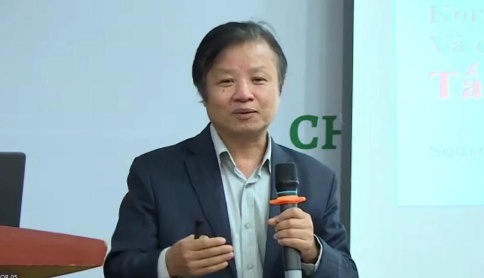 GS.TS Lê Huy Hàm, Trưởng khoa Công nghệ Nông nghiệp, Trường Đại học Công nghệ, Đại học Quốc gia Hà Nội chia sẻ tại hội thảo. Ảnh: AH