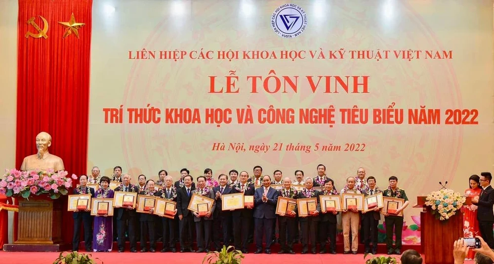 Chủ tịch nước Nguyễn Xuân Phúc cùng các trí thức khoa học và công nghệ tiêu biểu tại buổi lễ. Ảnh: LÊ HỒNG
