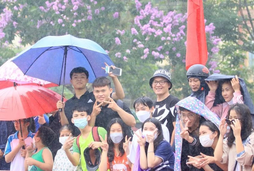 Khán giả Hòa Bình đội mưa xem đua xe đạp SEA Games 31. Ảnh: ANH THUẬN