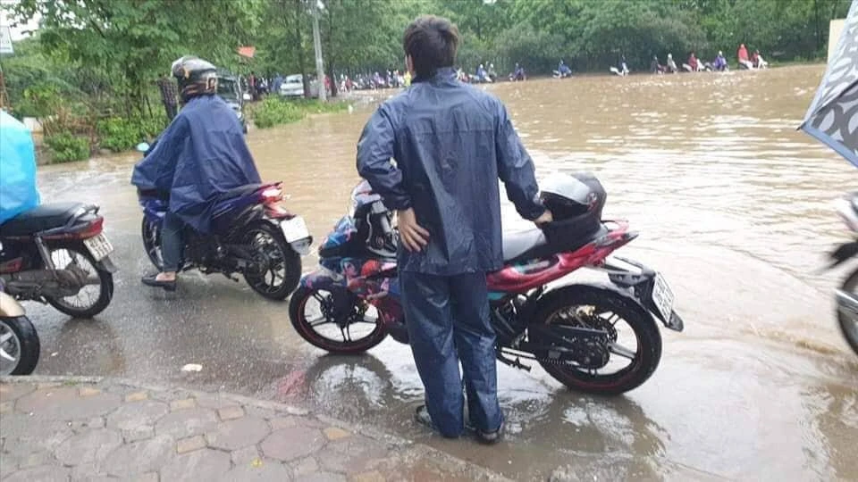 Ngập lụt sâu tại đoạn qua Đại lộ Thăng Long khiến người dân phân vân không biết nên quay về hay đi tiếp. Ảnh: Facebook