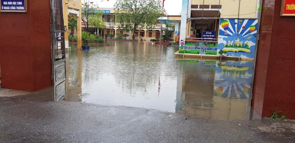 Khuôn viên sân của một trường tiểu học tại quận Hà Đông bị ngập.