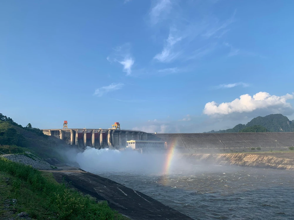 Hồ thuỷ điện Tuyên Quang đã mở hai cửa xả đáy vào chiều 1-6 và sáng 2-6. Ảnh: XUÂN TIẾN