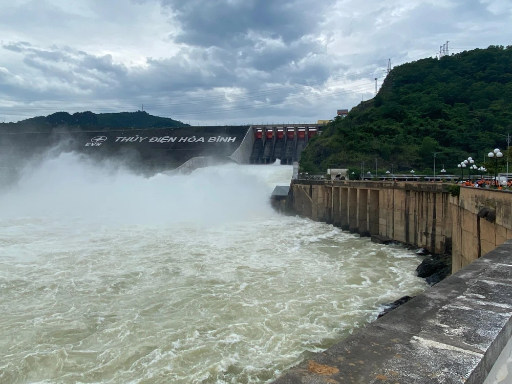 Thủy điện Hòa Bình sẽ mở tiếp cửa xả đáy thứ ba vào 14 giờ chiều 13-6, sau đó mở tiếp cửa xả đáy thứ tư vào hồi 20 giờ cùng ngày. Ảnh: XUÂN TIẾN