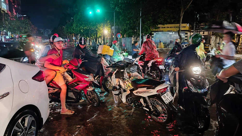 Giao thông hỗn loạn tại một số tuyến phố bị ngập. Ảnh: TIẾN DŨNG