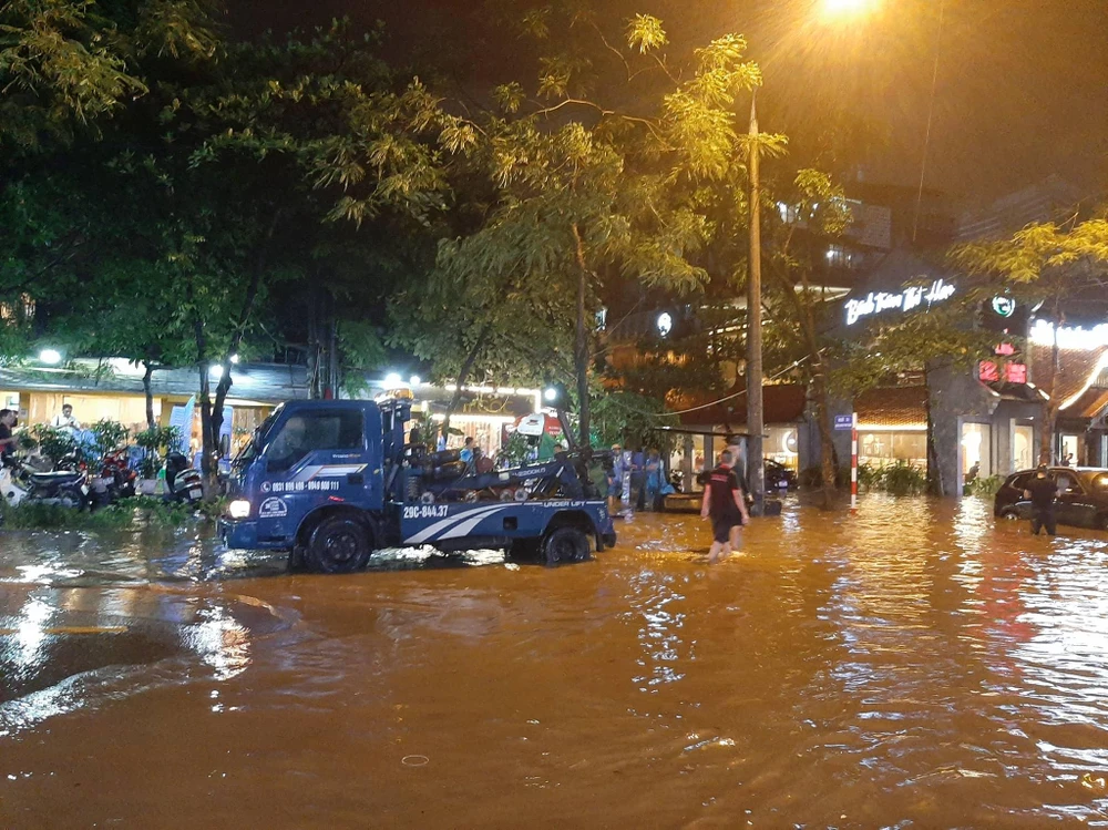 Mưa to khiến nước không kịp thoát, phố Huỳnh Thúc Kháng ngập sâu trong nước. Ảnh: NGUYỄN HẠNH