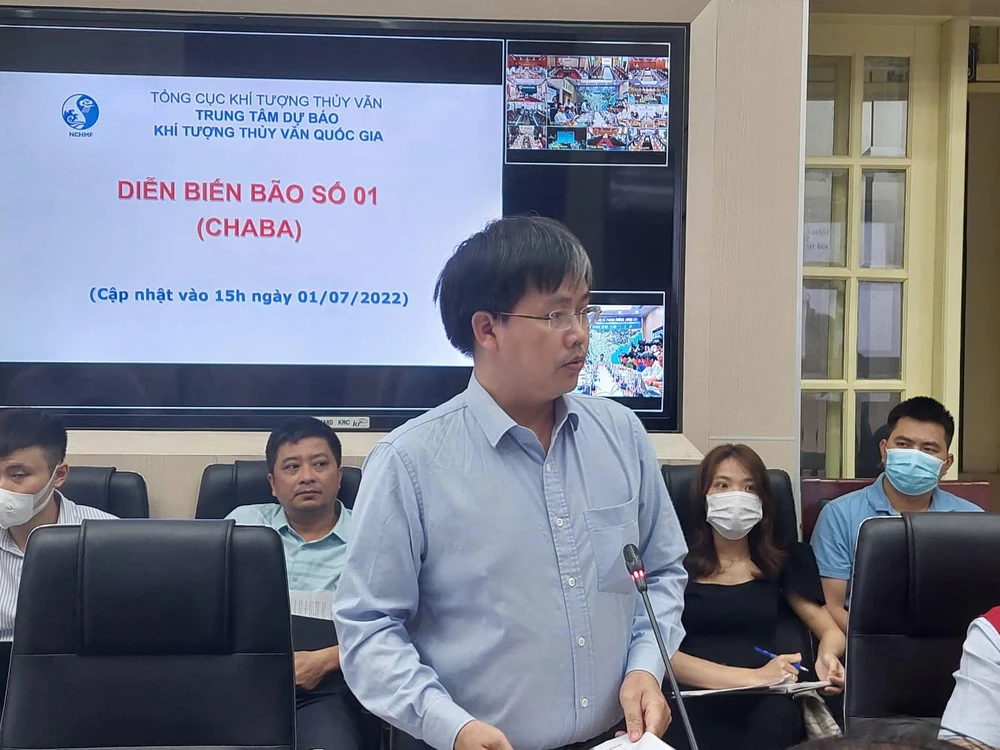 Ông Mai Văn Khiêm, Giám đốc Trung tâm Dự báo khí tượng thuỷ văn quốc gia thông tin về bão số 1. Ảnh: AH