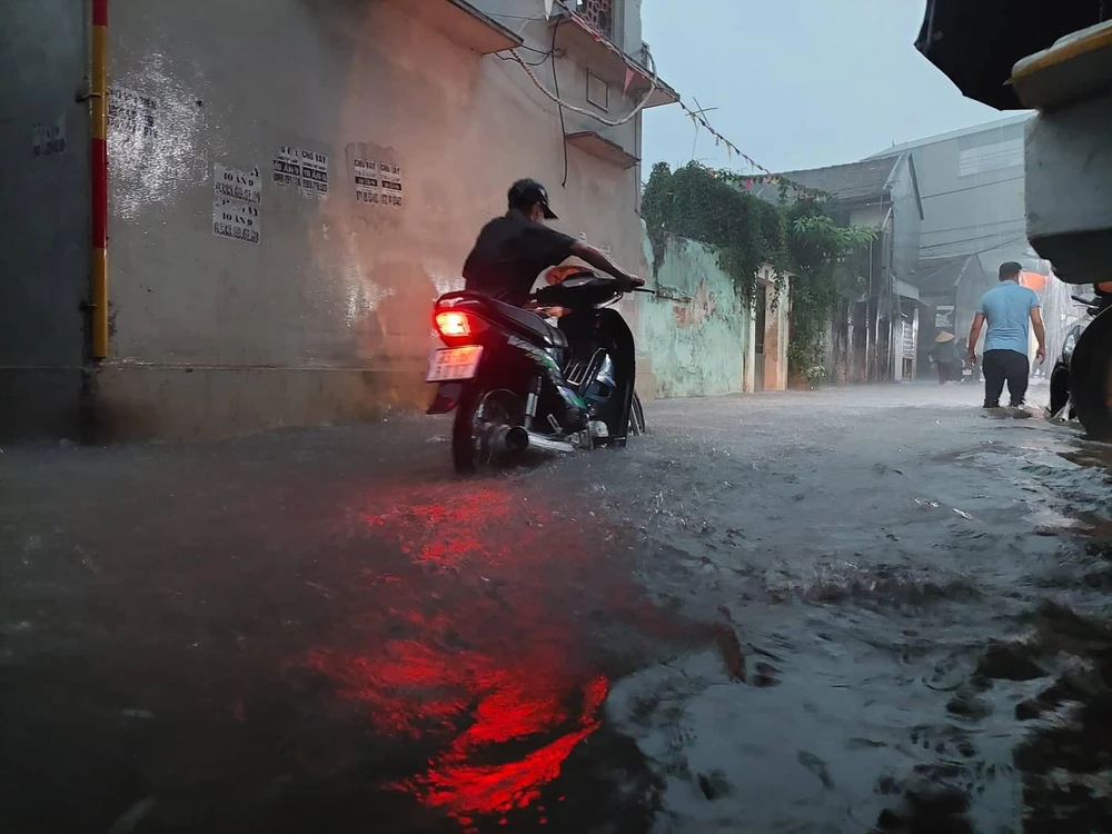 Nhiều xe bị chết máy, phải dắt bộ.