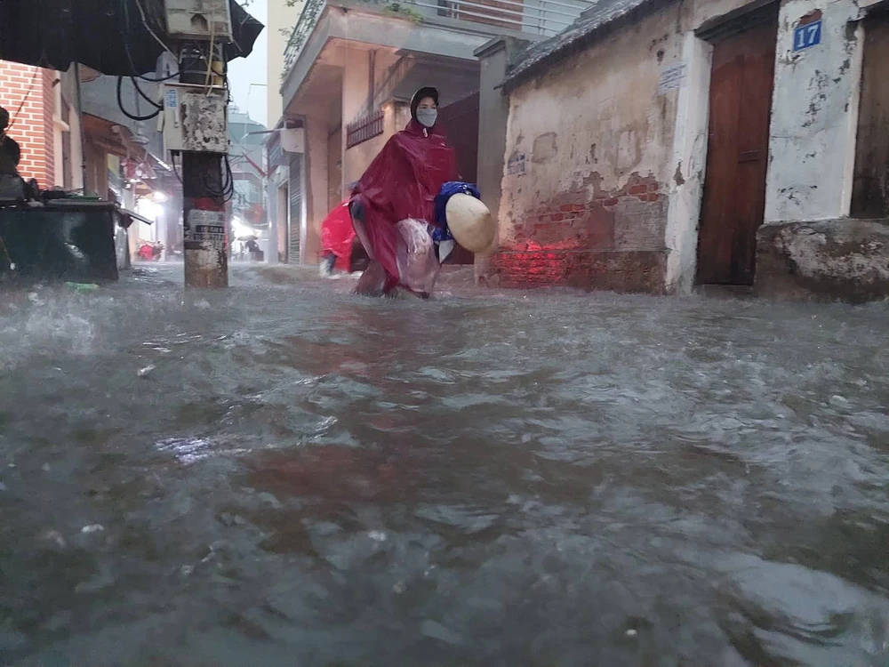 Ngập ở đoạn đường liên thôn phường Phú Lương (Hà Đông).