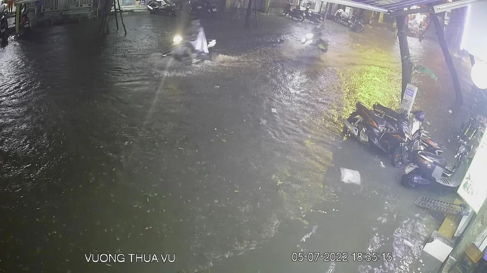 Mưa ngập tại phố Vương Thừa Vũ.