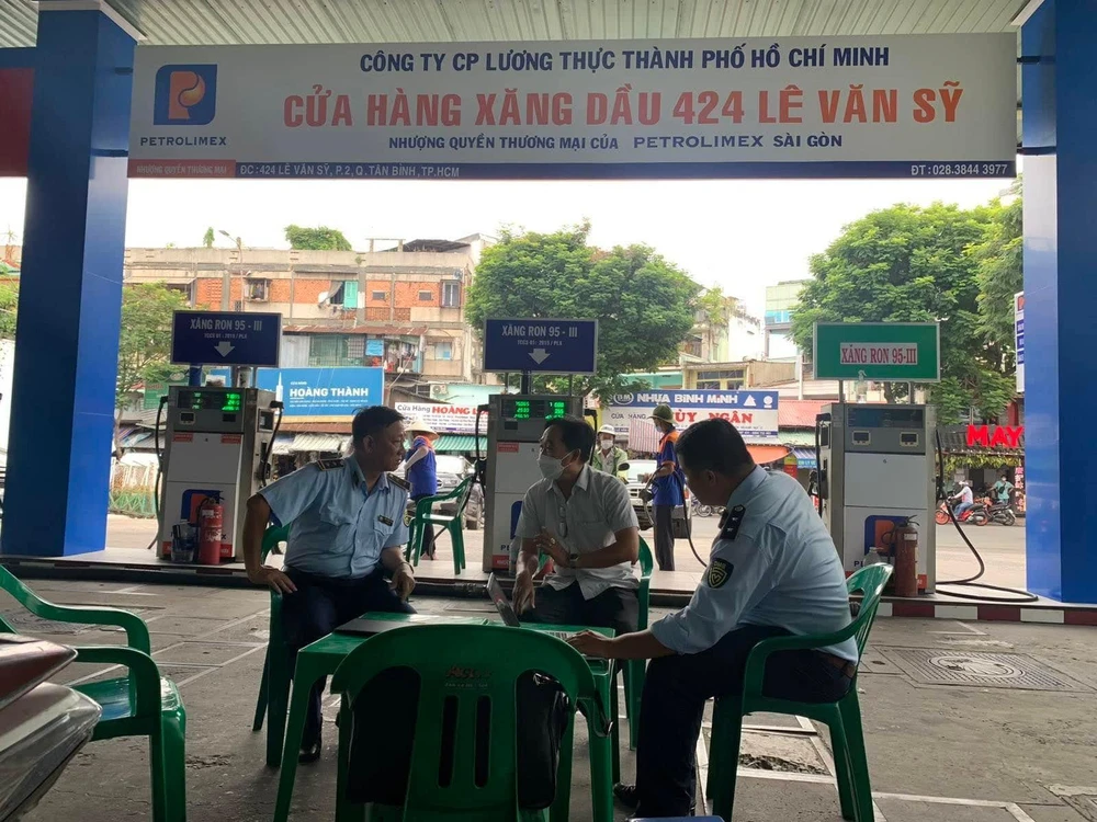 Lực lượng quản lý thị trường TP.HCM kiểm tra cửa hàng xăng dầu có phản ánh hết xăng. Ảnh: CTV