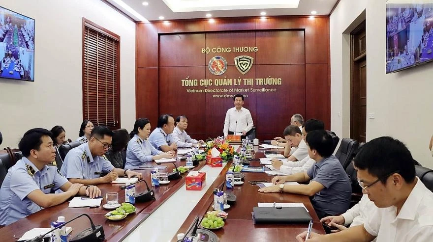 Bộ trưởng Nguyễn Hồng Diên chủ trì hội nghị. Ảnh: QLTT