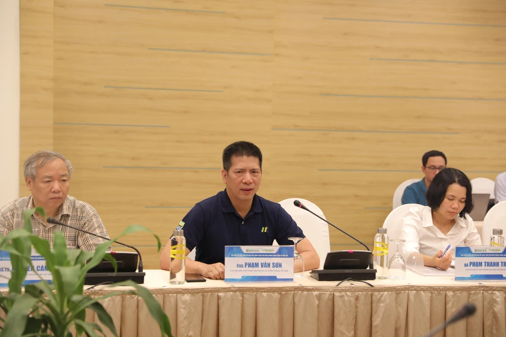 Ông Phạm Văn Sơn, Giám đốc điều hành Trung tâm Ứng phó sự cố môi trường Việt Nam (giữa) nêu ý kiến tại hội thảo.