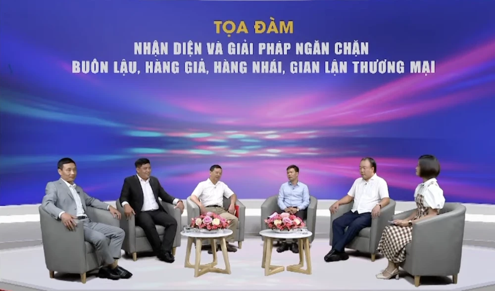Toạ đàm “Nhận diện và giải pháp ngăn chặn buôn lậu, hàng giả, hàng nhái và gian lận thương mại”. Toạ đàm “Nhận diện và giải pháp ngăn chặn buôn lậu, hàng giả, hàng nhái và gian lận thương mại”.